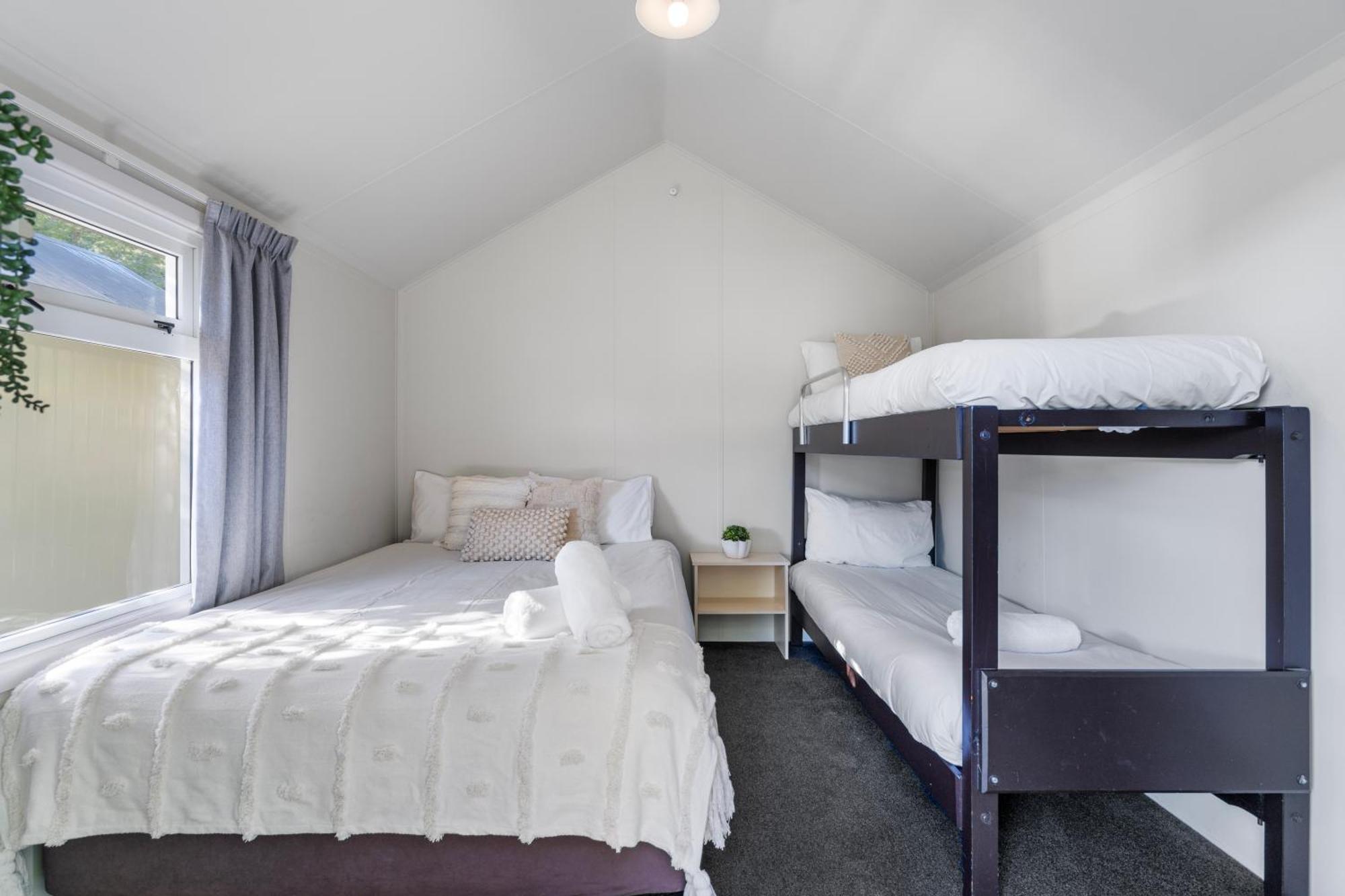 Tasman Holiday Parks Picton Exteriör bild A bunk bed in a bedroom