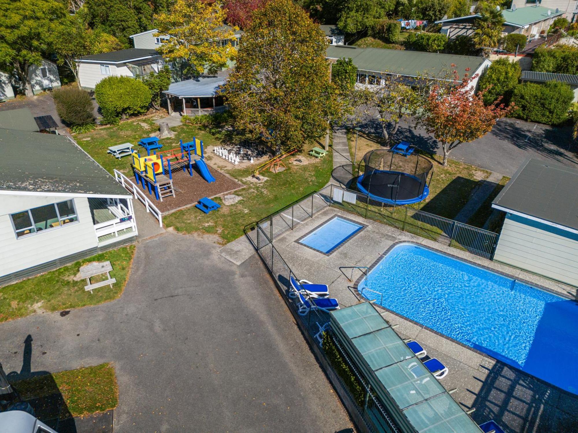 Tasman Holiday Parks Picton Exteriör bild Aerial view of the school's swimming pool