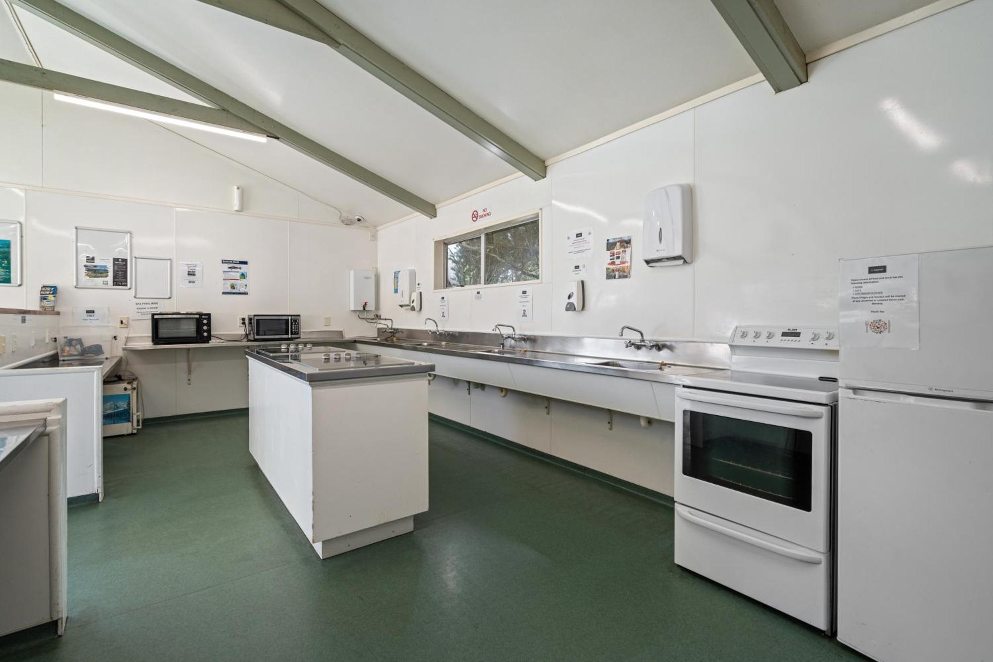 Tasman Holiday Parks Picton Exteriör bild The kitchen at the station