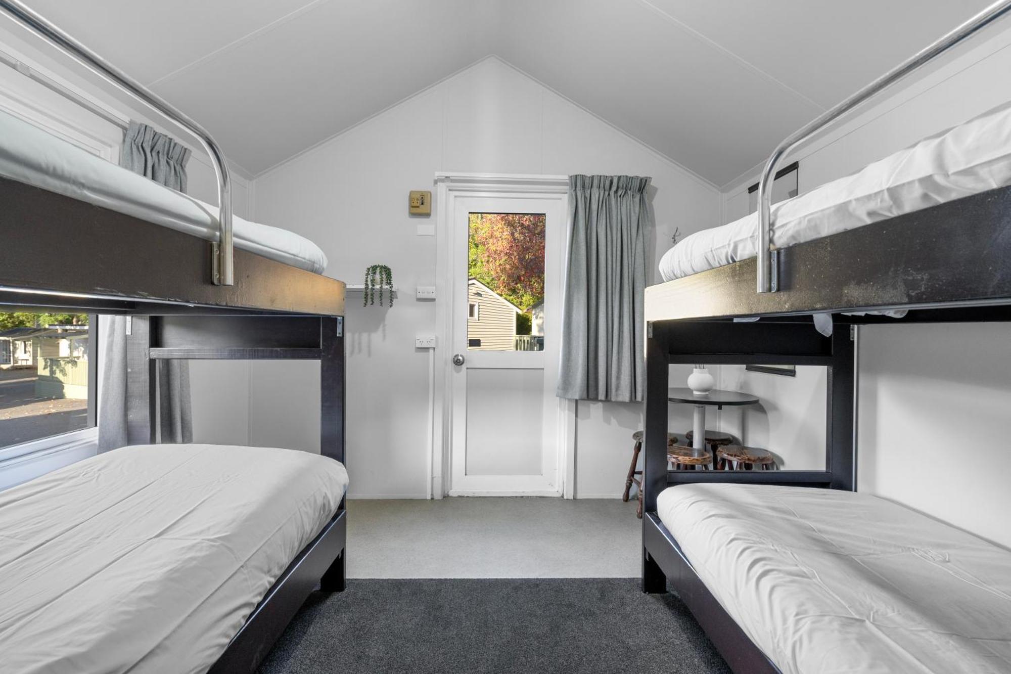 Tasman Holiday Parks Picton Exteriör bild A room at the hostel