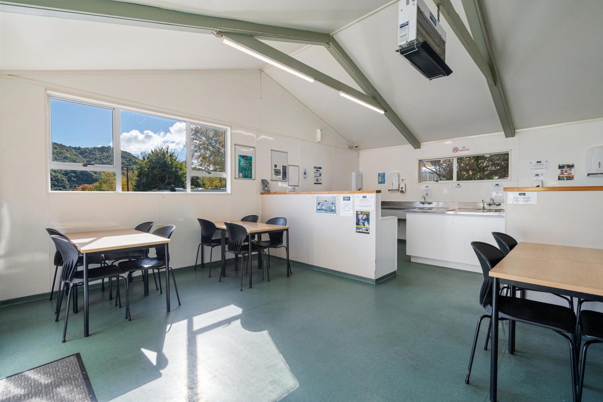 Tasman Holiday Parks Picton Exteriör bild The kitchen at the hostel