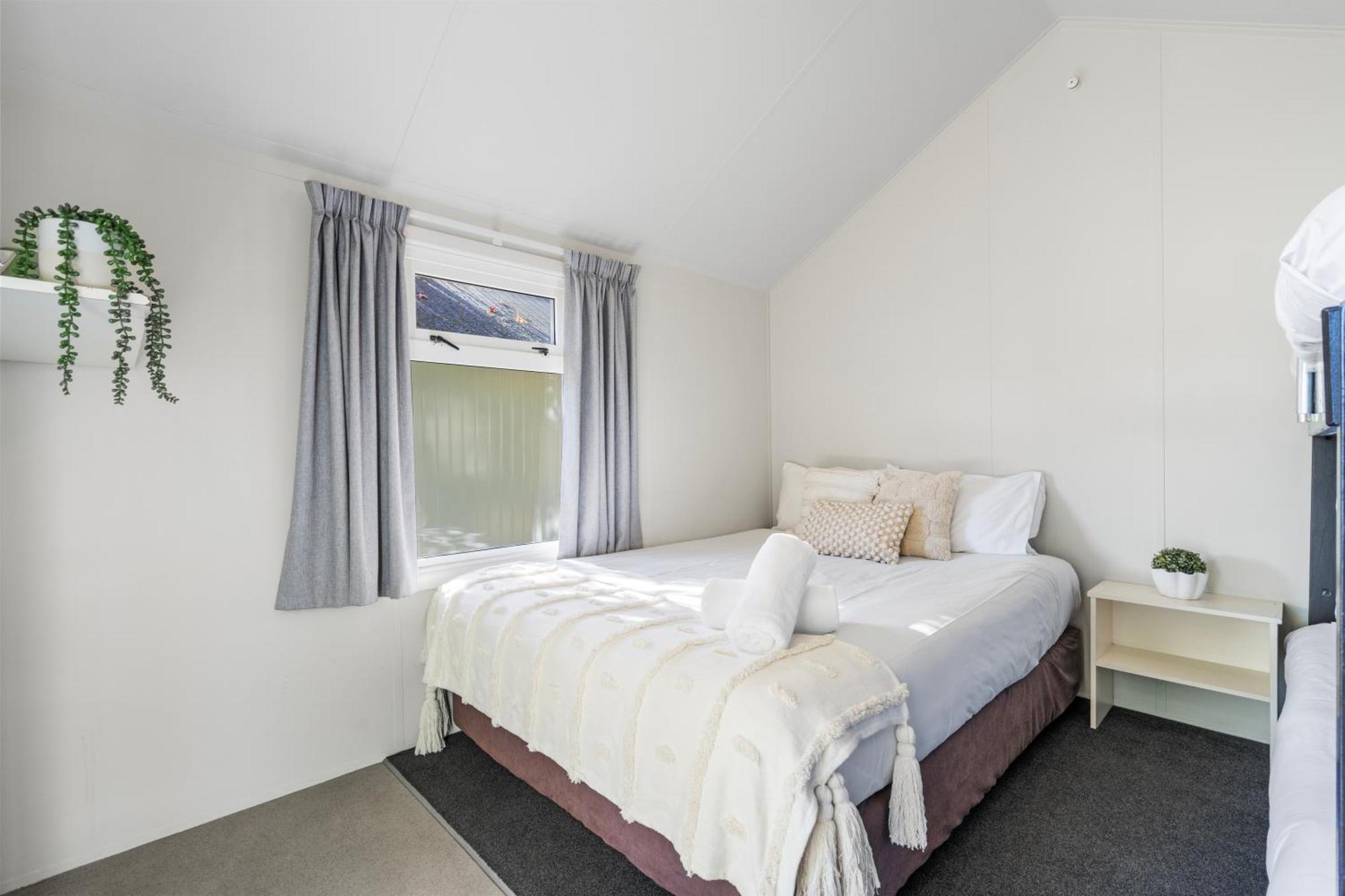Tasman Holiday Parks Picton Exteriör bild A bedroom in a student flat
