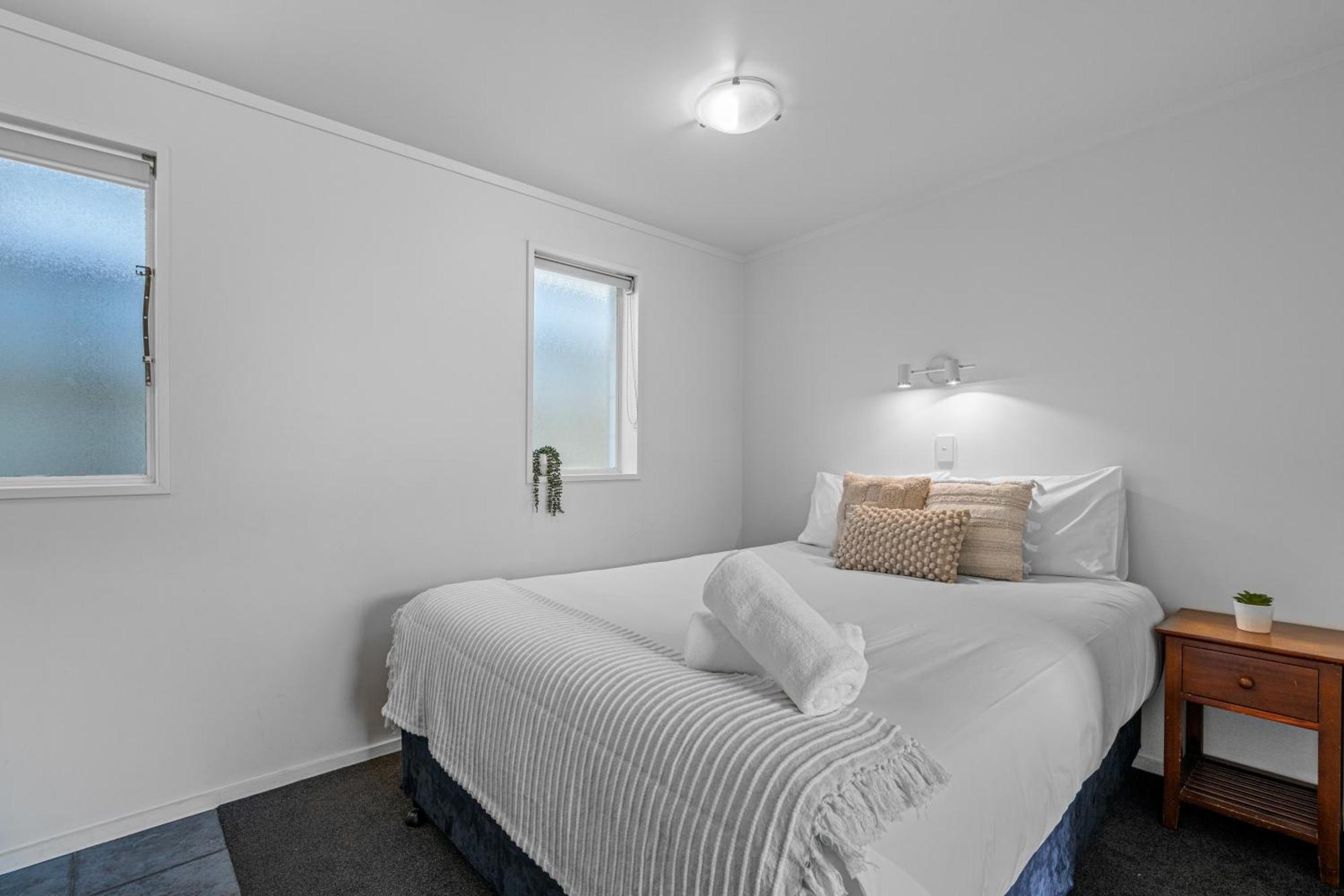 Tasman Holiday Parks Picton Exteriör bild A bedroom at the hotel