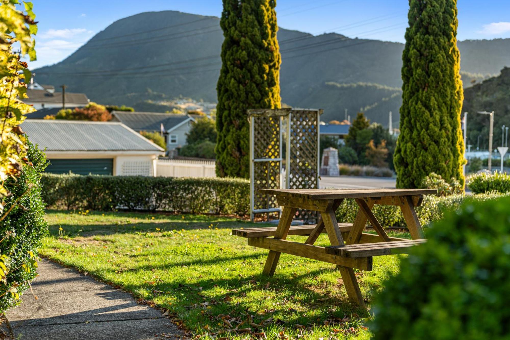 Tasman Holiday Parks Picton Exteriör bild The park's main lawn