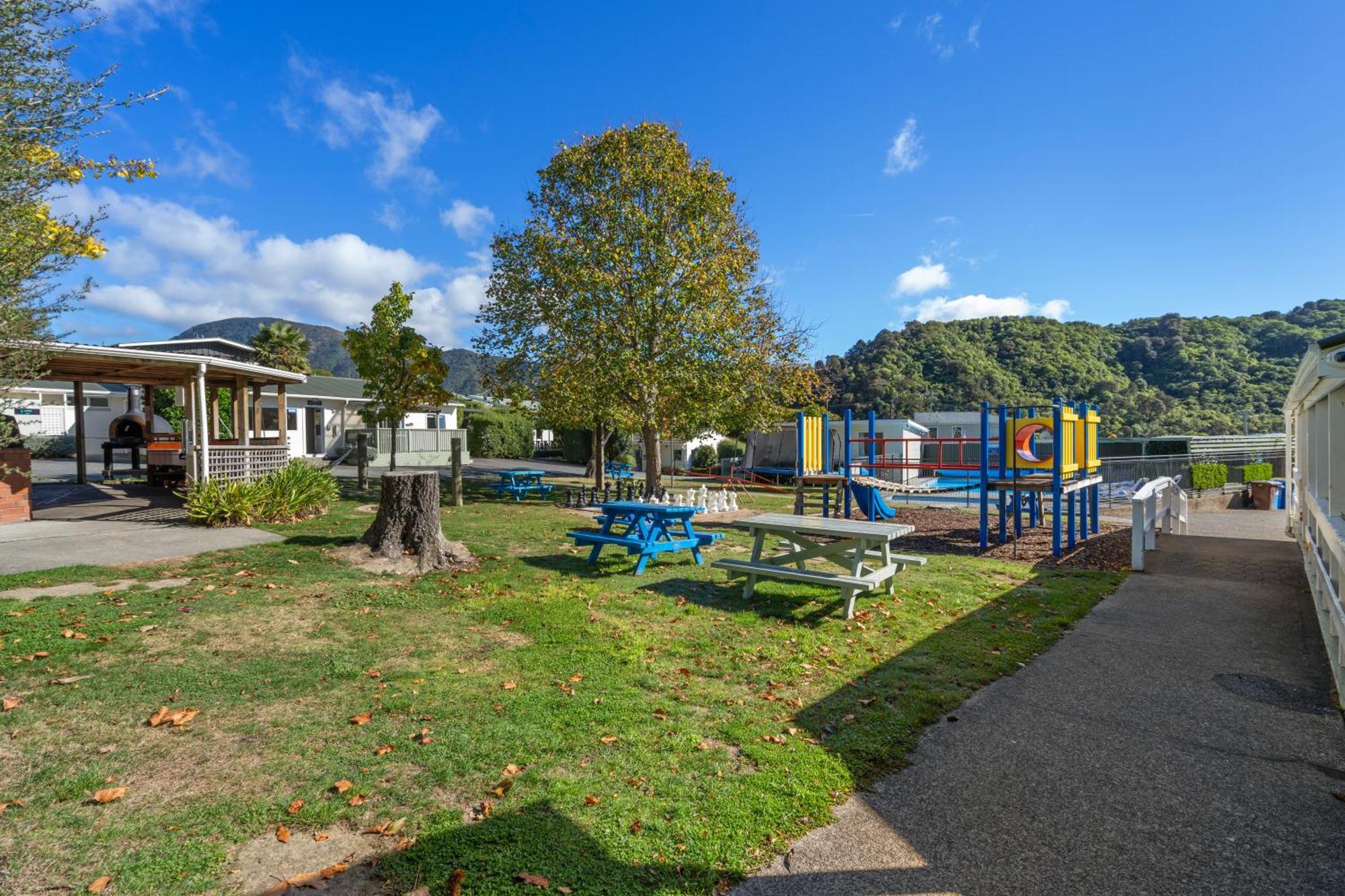 Tasman Holiday Parks Picton Exteriör bild Playground at the school