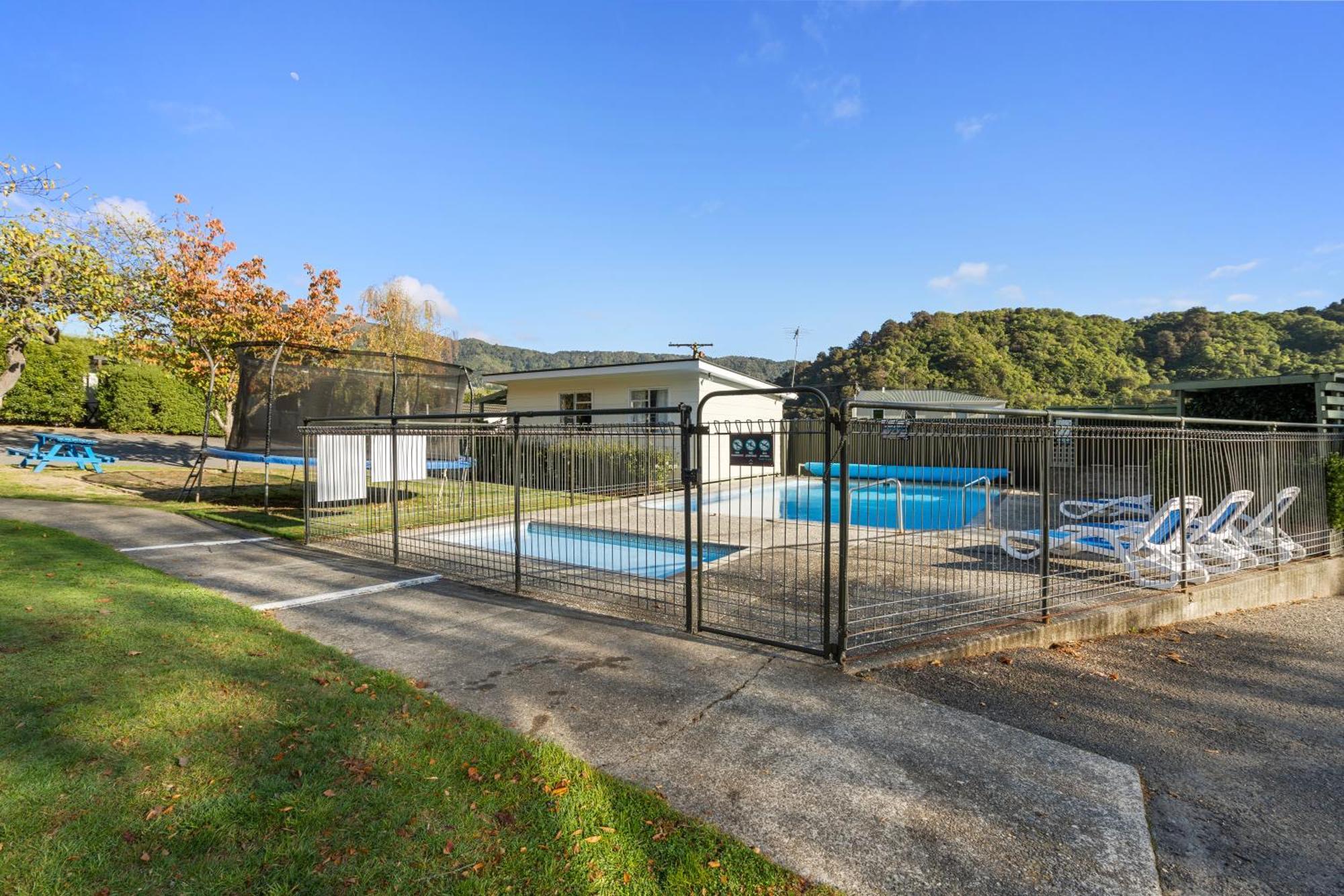 Tasman Holiday Parks Picton Exteriör bild The swimming pool at the station