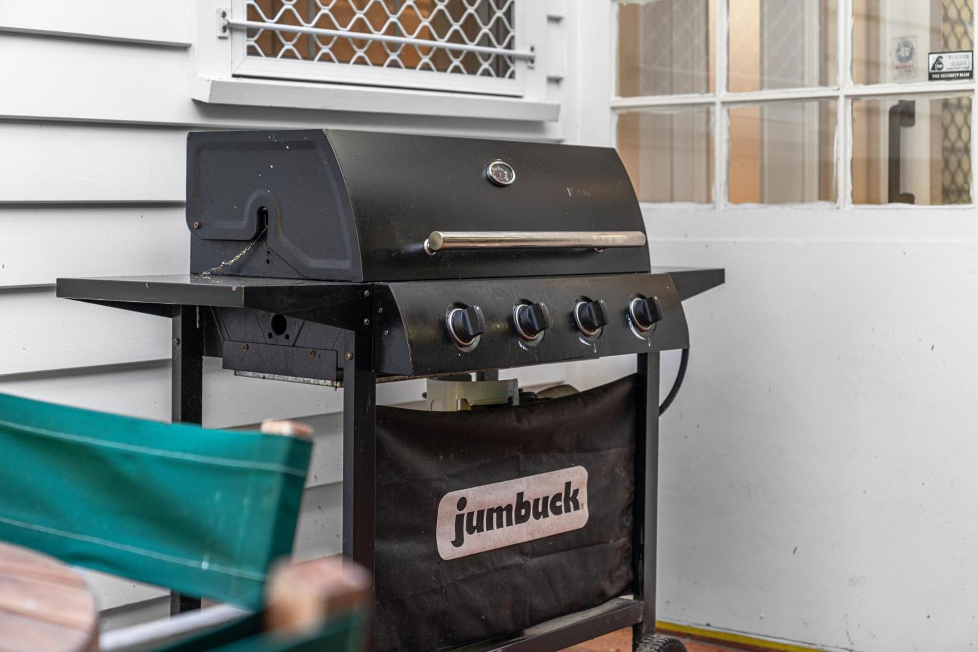Tasman Holiday Parks Picton Exteriör bild A gas barbecue
