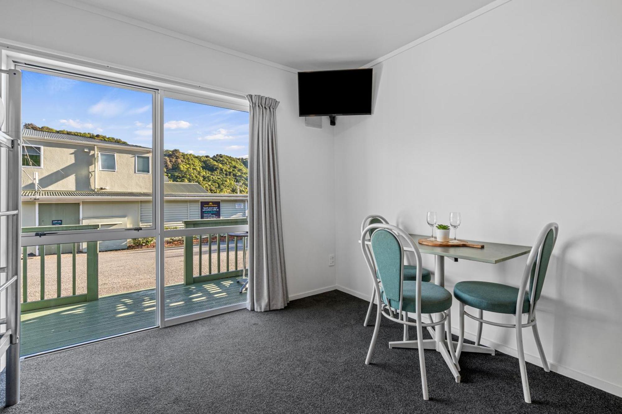 Tasman Holiday Parks Picton Exteriör bild A typical studio apartment