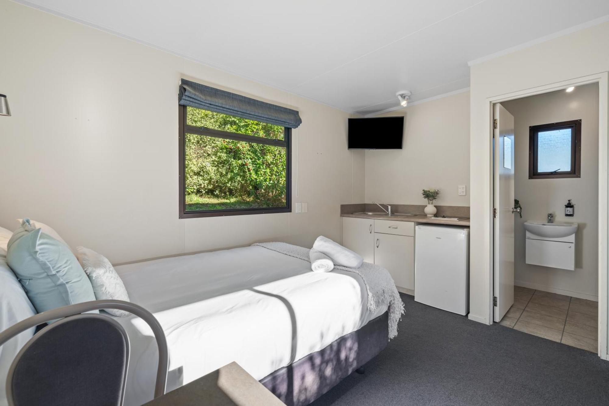 Tasman Holiday Parks Picton Exteriör bild A studio apartment