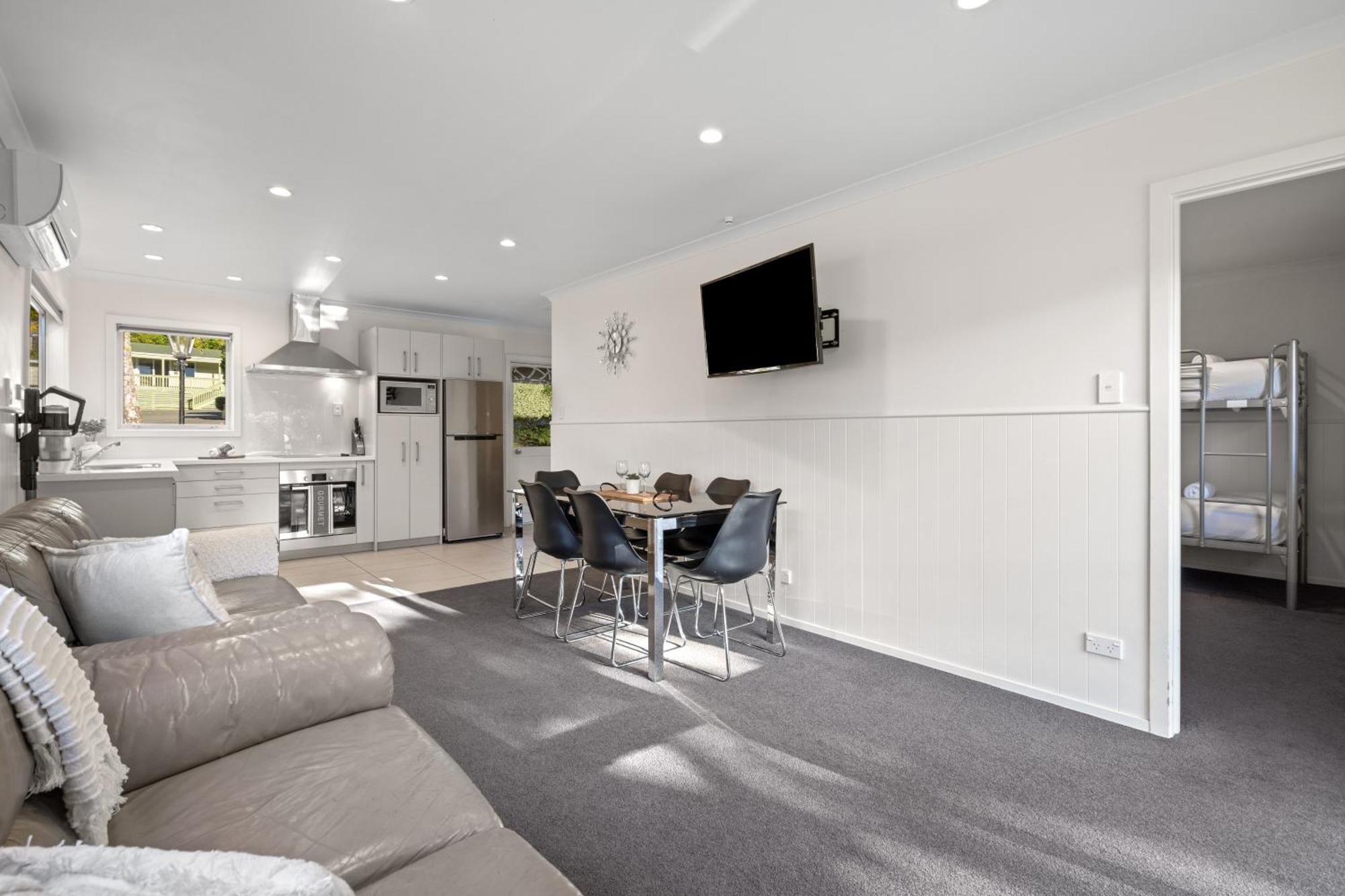 Tasman Holiday Parks Picton Exteriör bild A typical two bedroom apartment