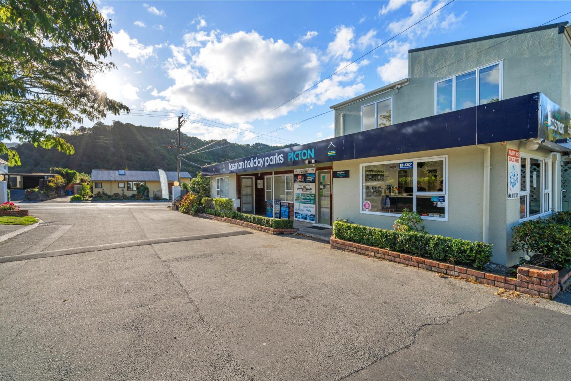 Tasman Holiday Parks Picton Exteriör bild The entrance to the swimming pool