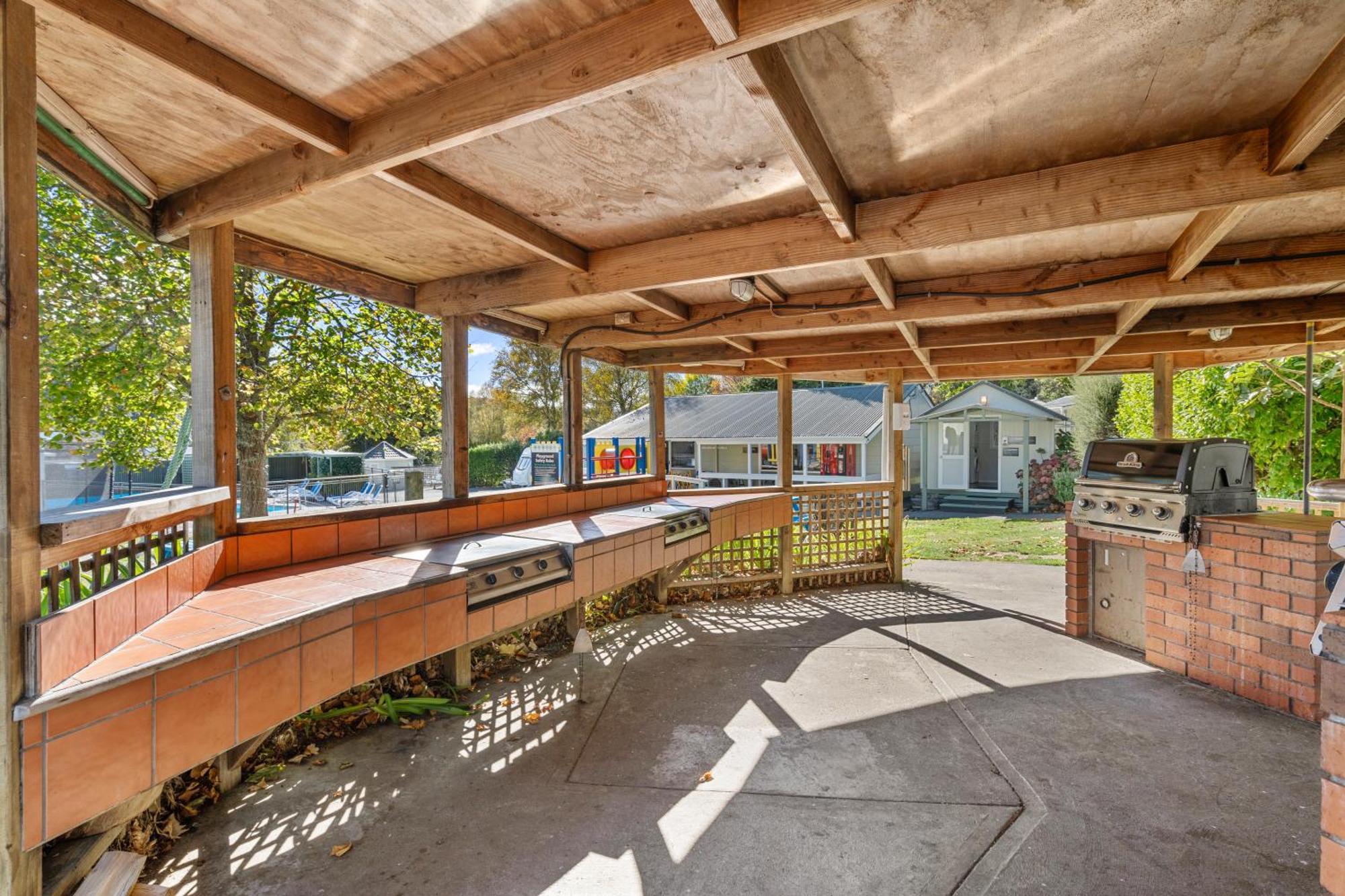 Tasman Holiday Parks Picton Exteriör bild The outdoor kitchen at the Student Union