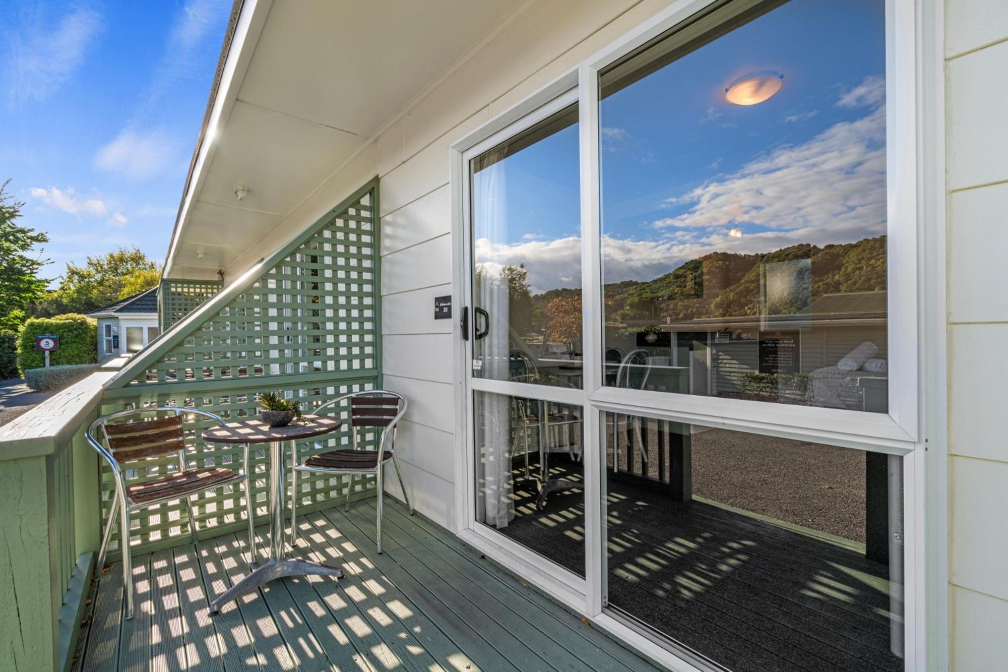 Tasman Holiday Parks Picton Exteriör bild A sliding door