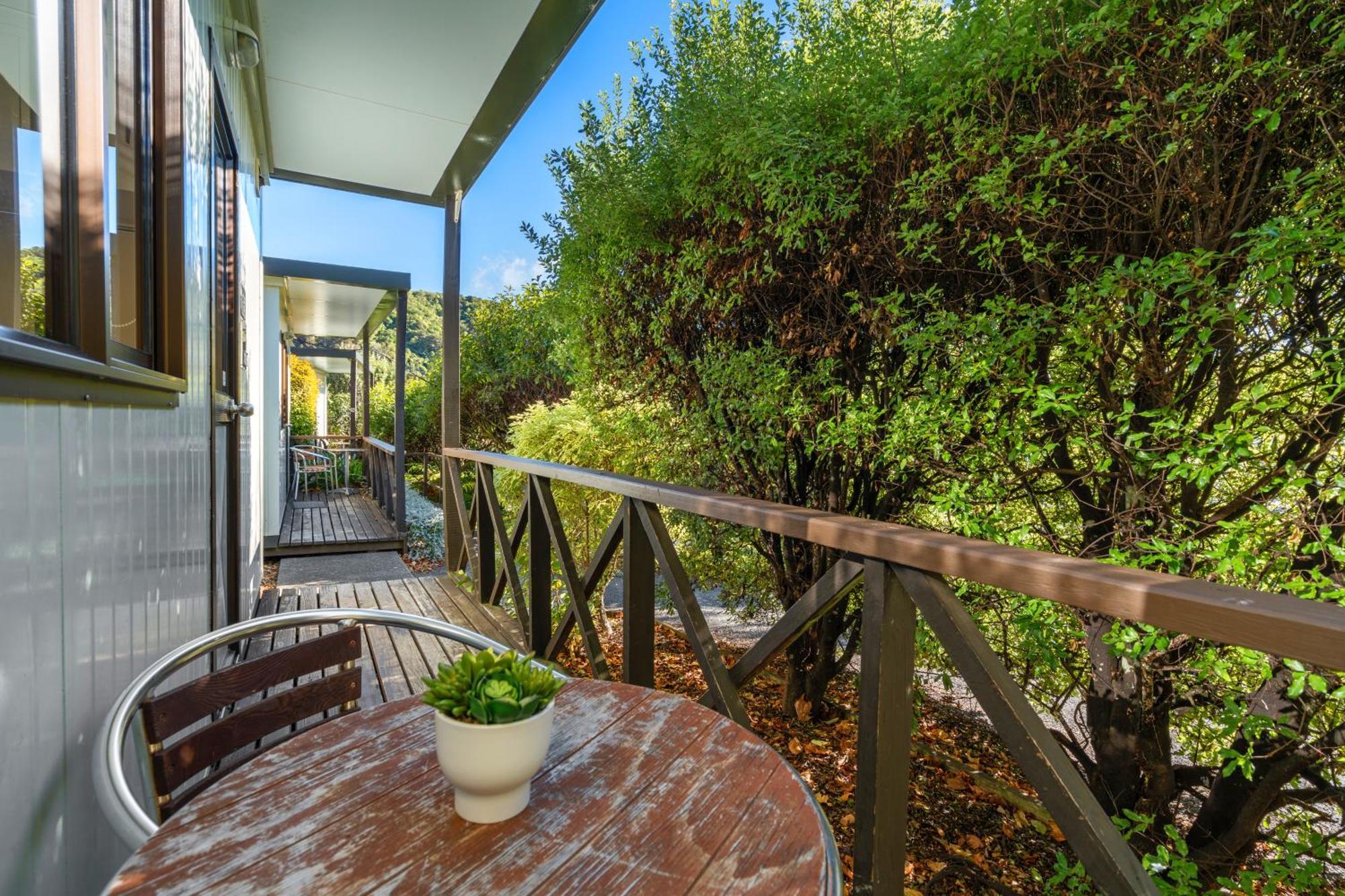 Tasman Holiday Parks Picton Exteriör bild A balcony in a house