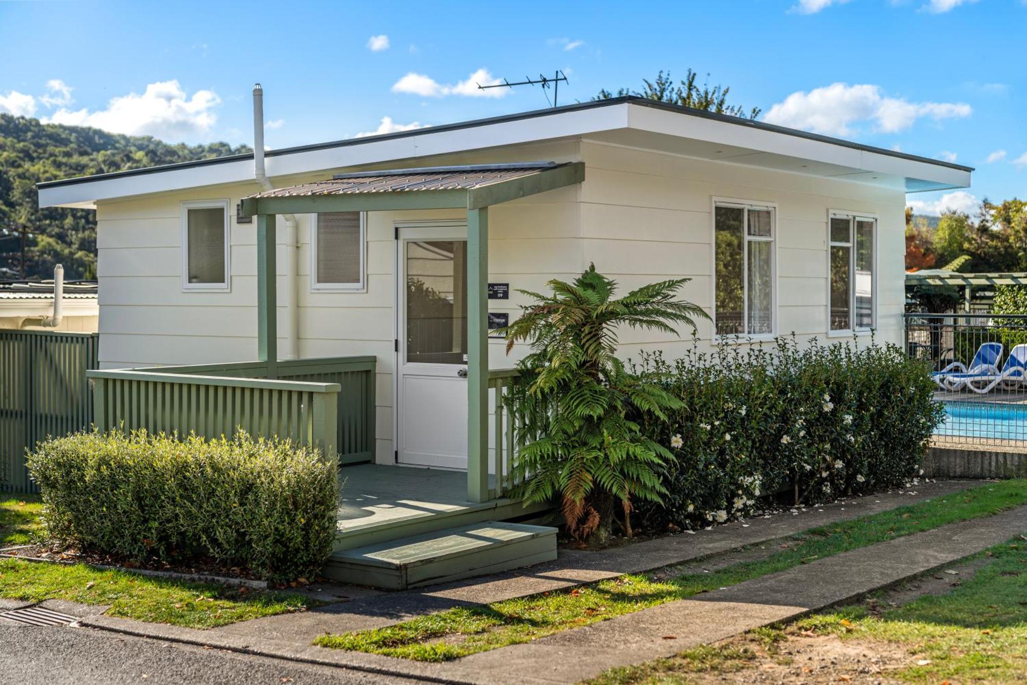 Tasman Holiday Parks Picton Exteriör bild A typical villa at the resort