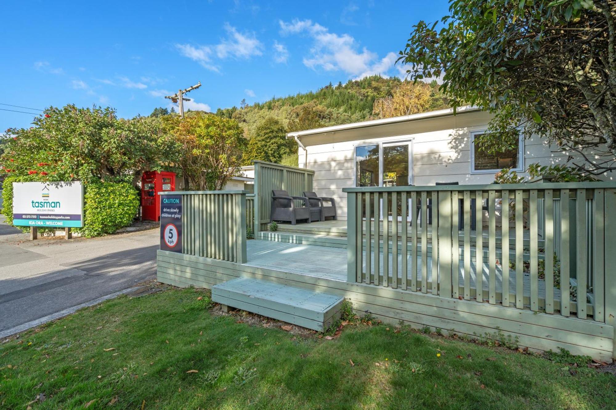 Tasman Holiday Parks Picton Exteriör bild A static home at the park