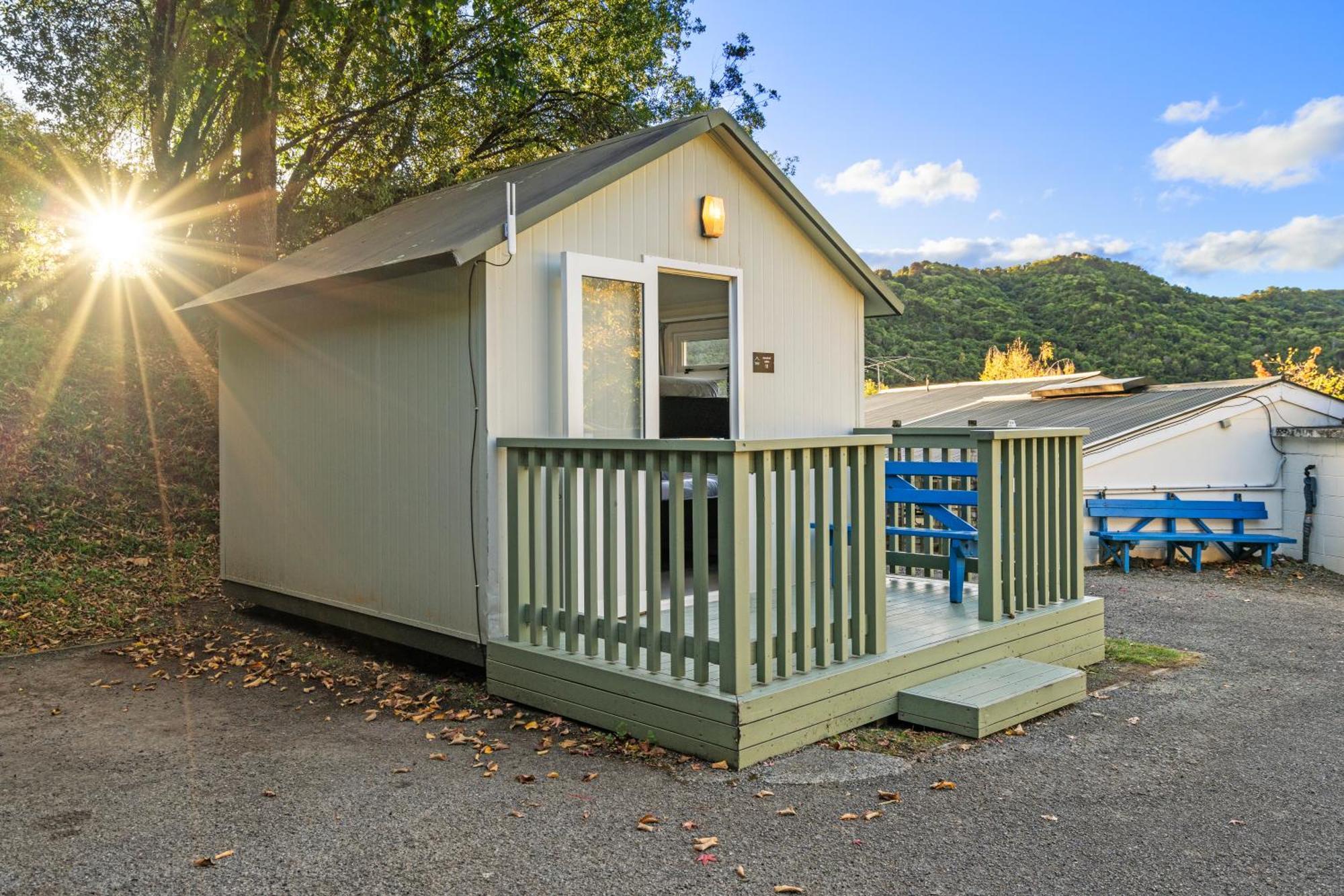 Tasman Holiday Parks Picton Exteriör bild A tiny home at the Riverview Motel in New Zealand