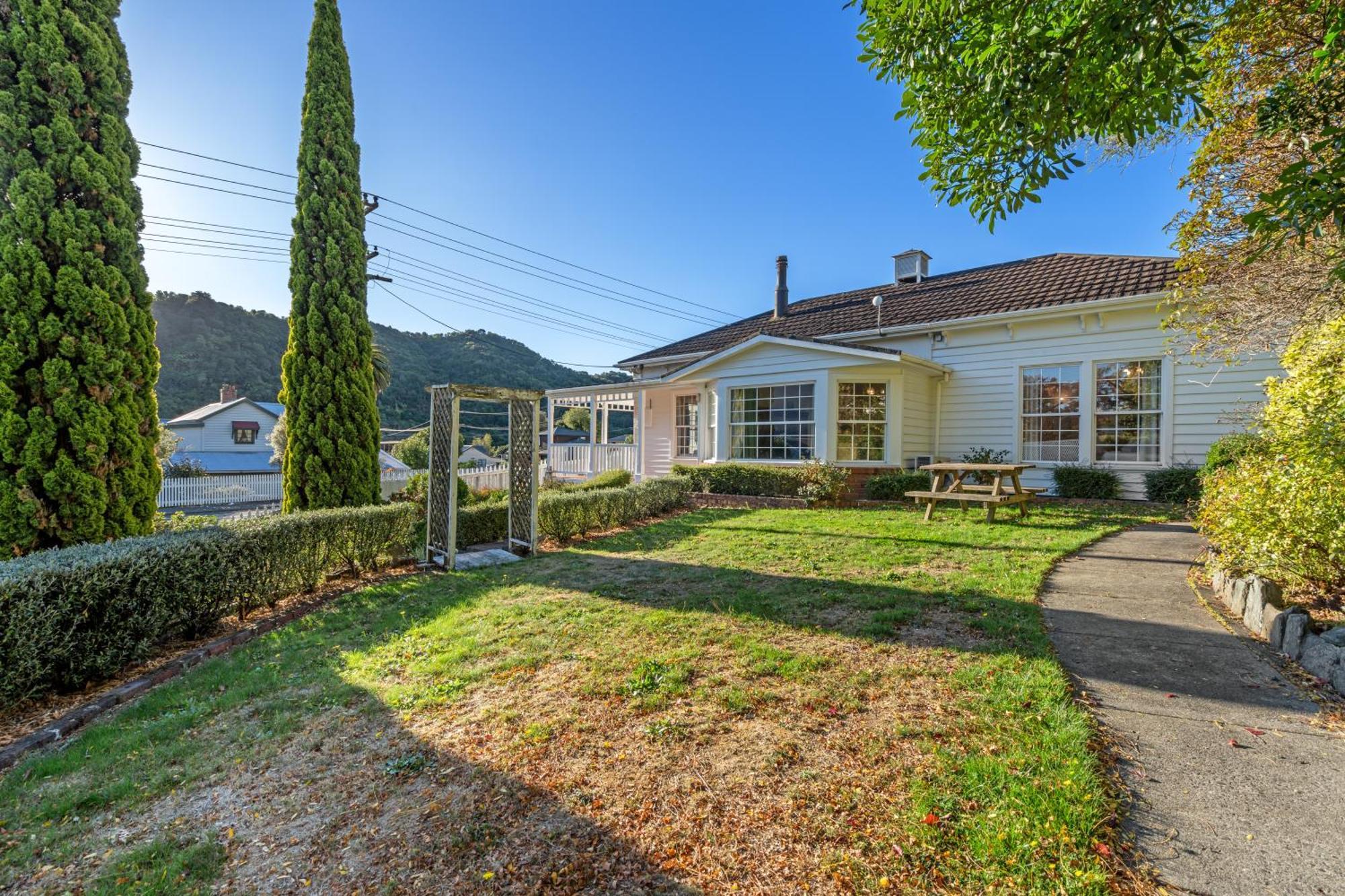 Tasman Holiday Parks Picton Exteriör bild The house in 2015
