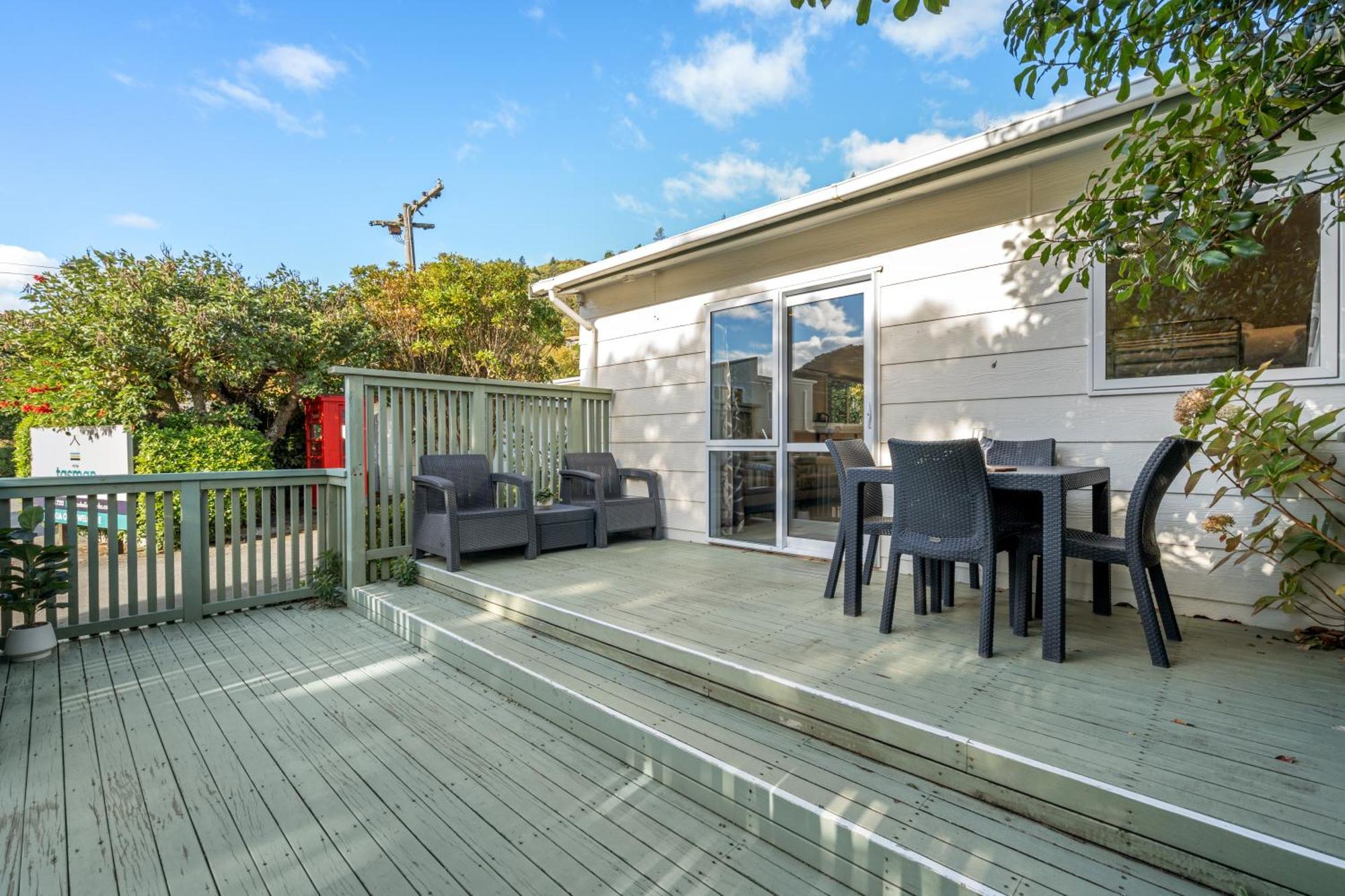 Tasman Holiday Parks Picton Exteriör bild A deck in New Zealand