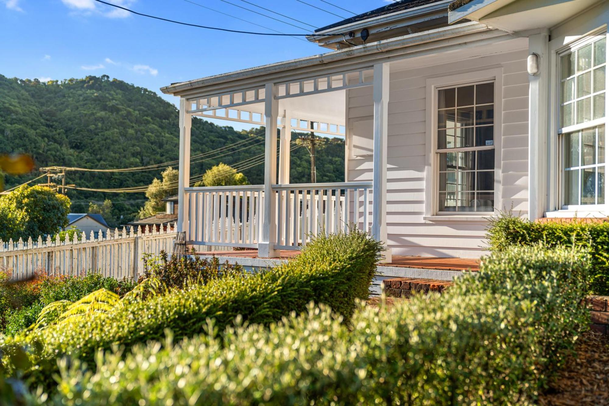Tasman Holiday Parks Picton Exteriör bild The house's front entrance